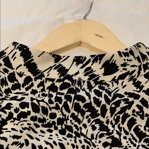 Silk Elie Tahari v neck blouse. Animal print - Picture 11 of 11